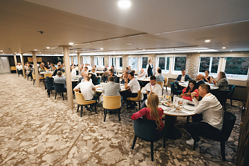 Бизнес-круиз «КАРВИЛЬ» прошел под девизом «20 лет автопобед!»